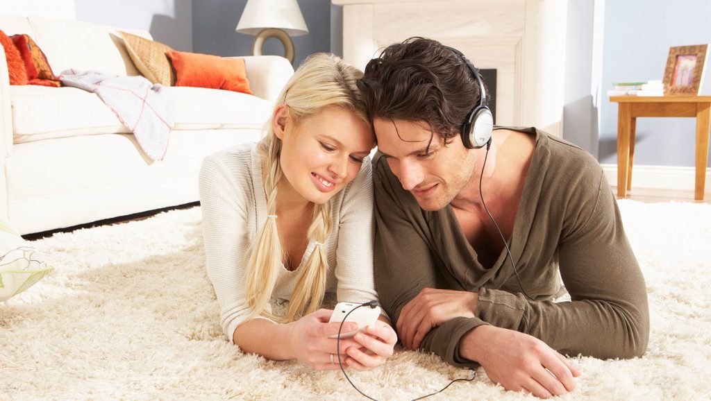 escuchar música en pareja para facebook