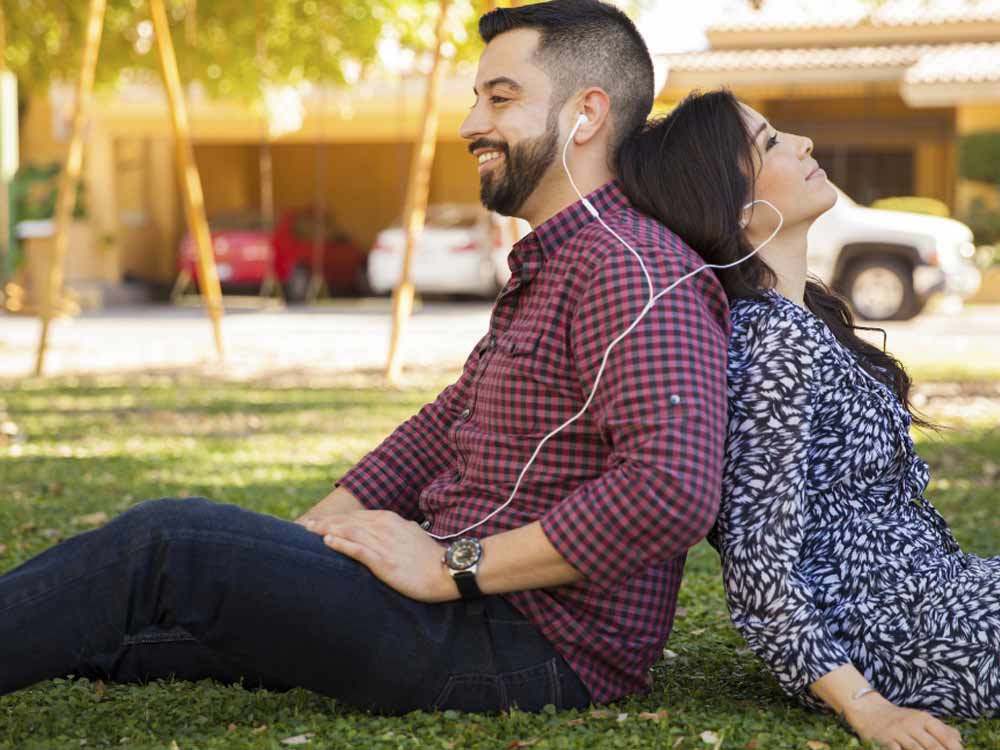 escuchar música en pareja
