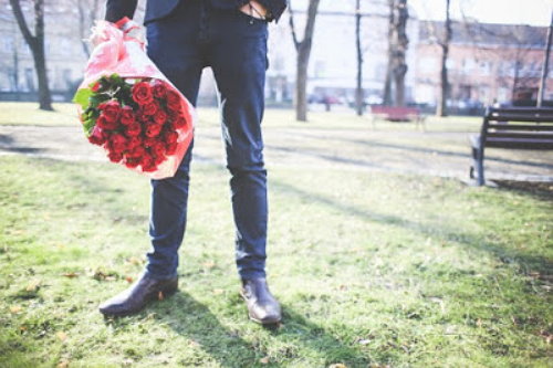 hombre-regalando-rosas