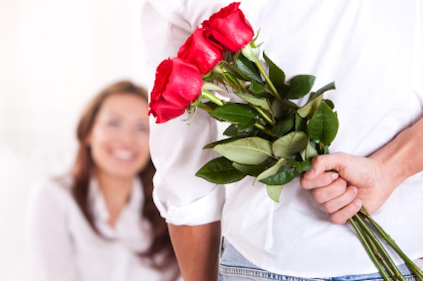 hombre-sorprendiendo-con-rosas