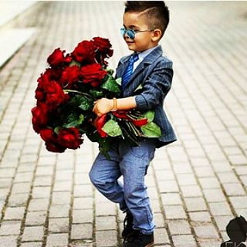 nino-regalando-rosas