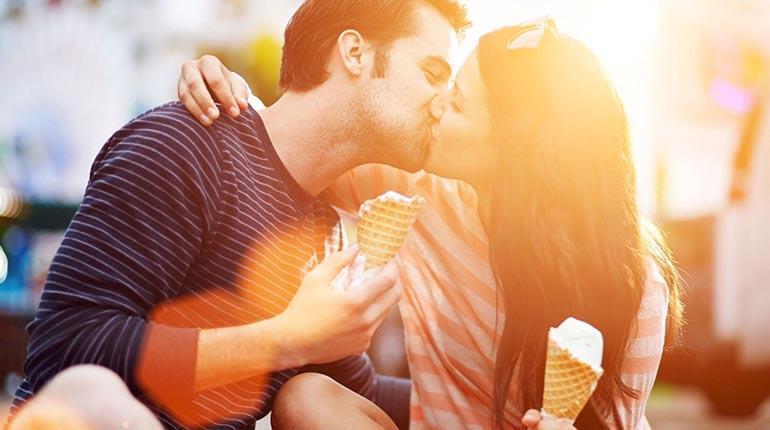 enamorados besandose