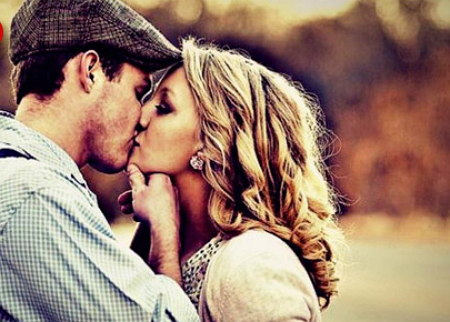 parejas besandose parejas besandose