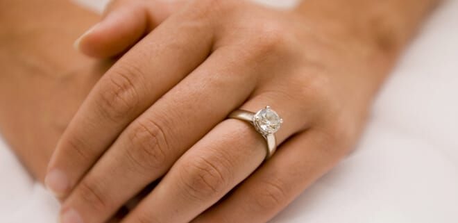 anillo de compromiso sencillo y economico