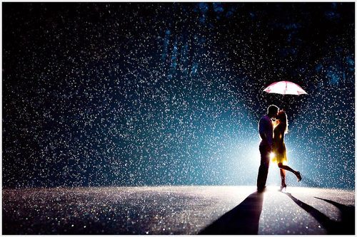Pareja bajo la lluvia