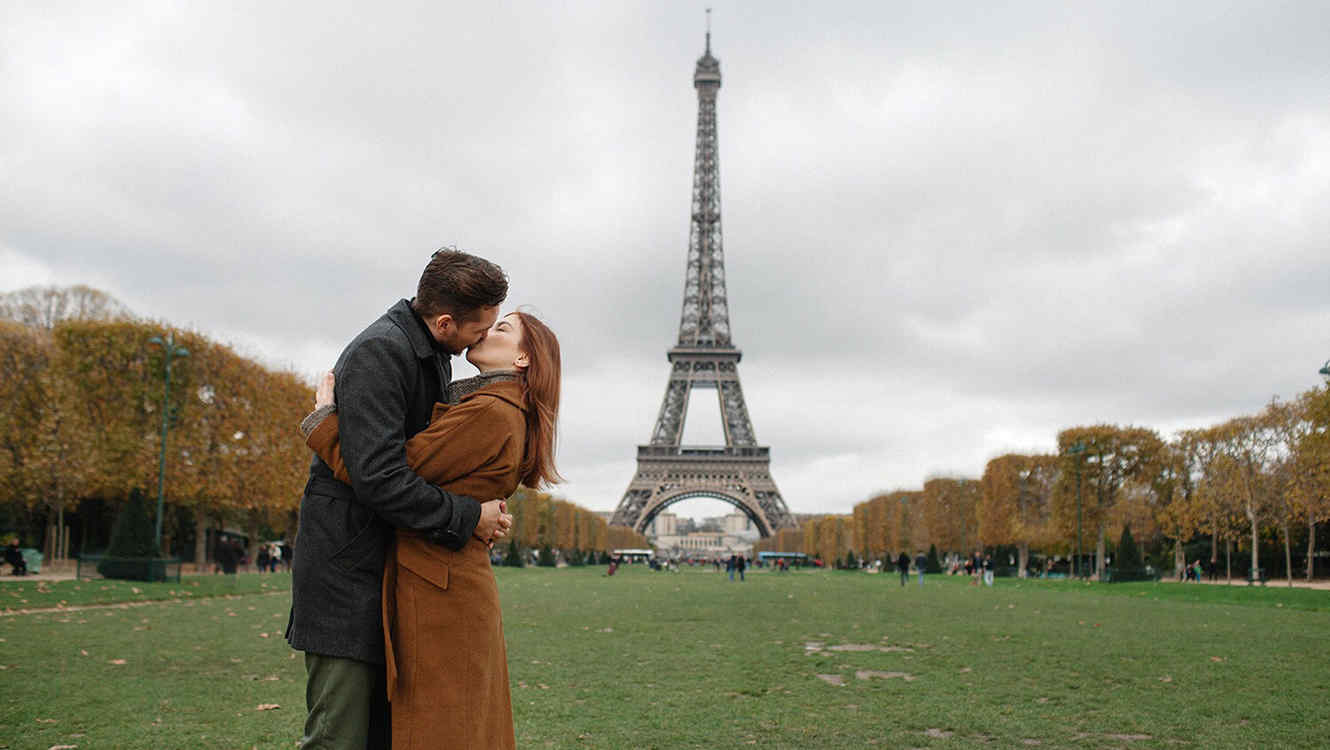 Pareja besandose en paris