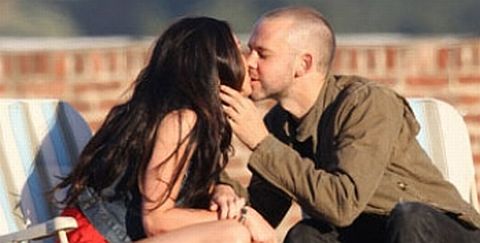 Pareja besandose imagen